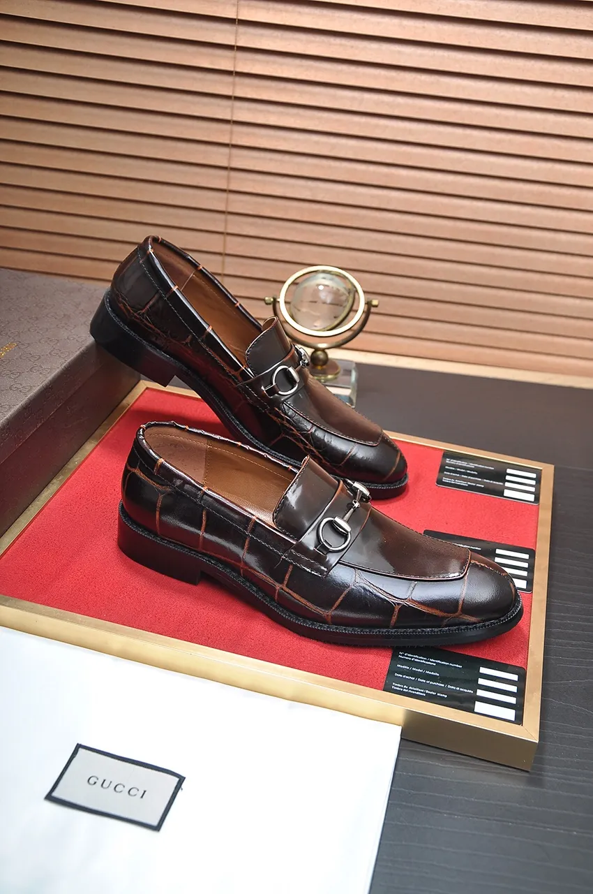 Men's shoes💰460💶Italy's top luxury men's shoe giant [GUCCI] has arrived in new style🍃Original European style🔰 Pleasant to the eye😍In order to make the shoes more durable and non-deformable🌀The production continues to follow traditional methods but there is still no lack of innovation💪The original sheepskin is chosen for the leather♻Smooth, natural and extra bright⭐Made of imported cowhide, the first choice of the rich 38-45 (45 customized)
